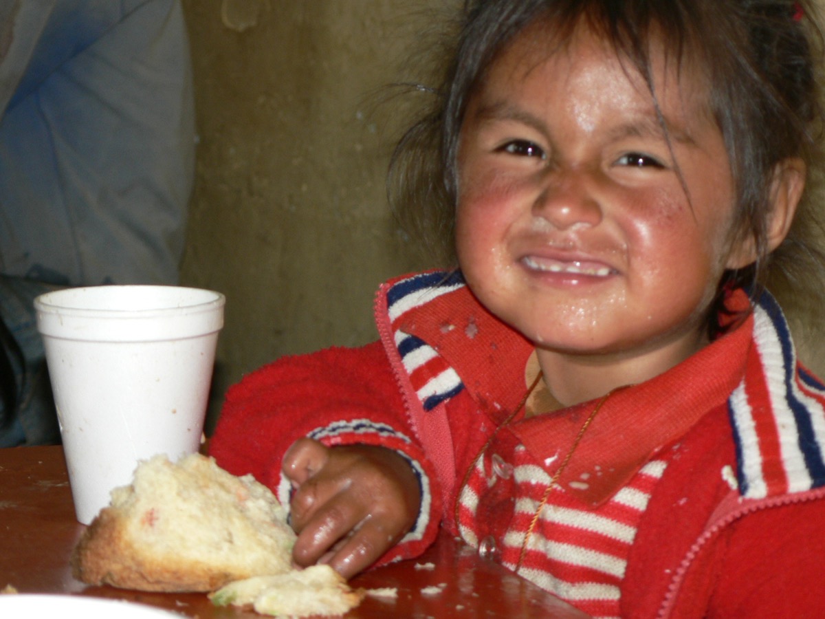 Kind in Peru met panetón